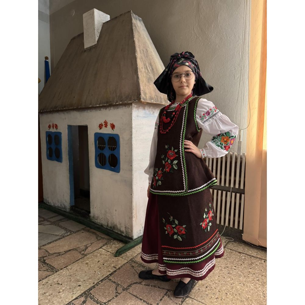 Українка Анна, український національний костюм